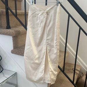 Highwaisted satin skirt with slit